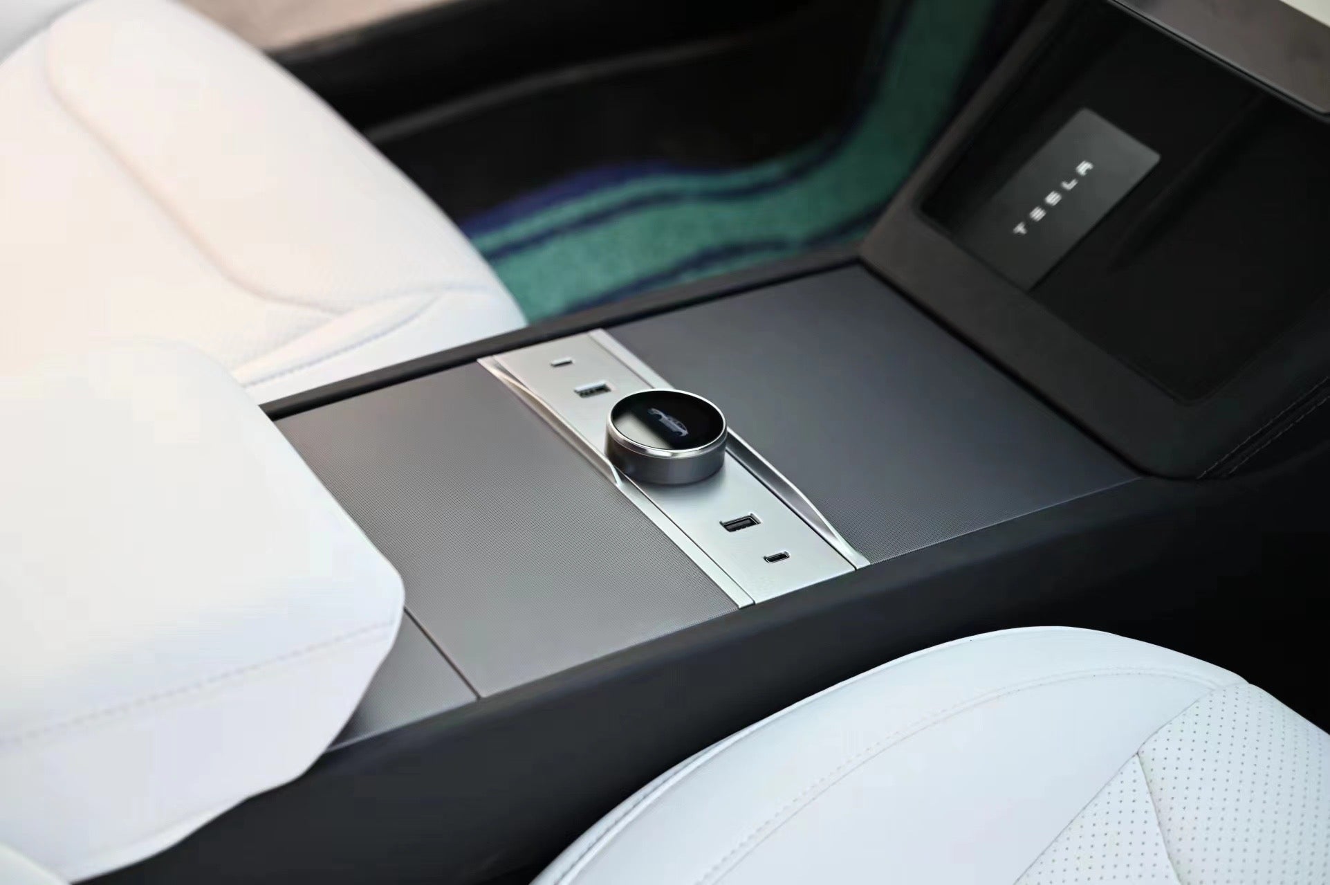 Smart Rotating Gear Shift Dock for Tesla Model 3 Highland - With Display & Quick Charge Ports